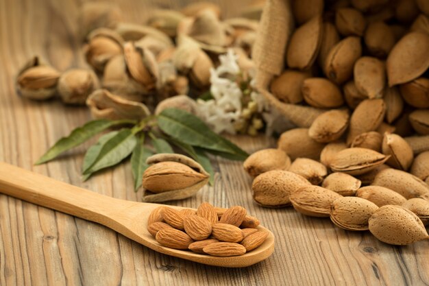 Almendras sobre fondo de madera marrón