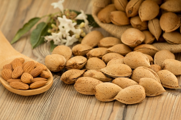 Almendras sobre fondo de madera marrón