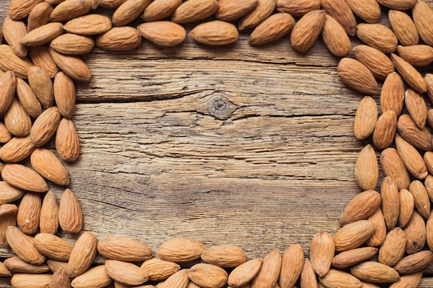 Almendras sobre fondo de madera