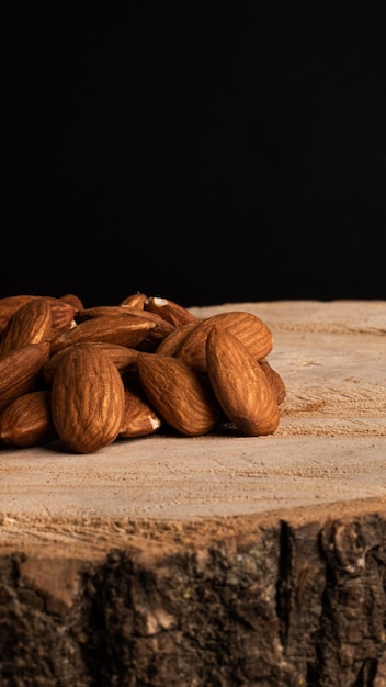 Almendras sobre un fondo de madera