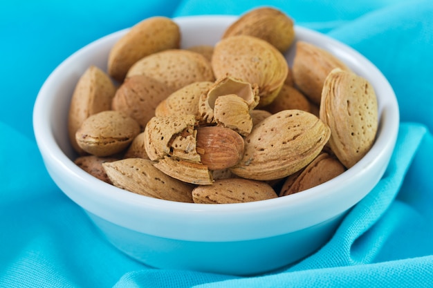 Almendras en un tazón