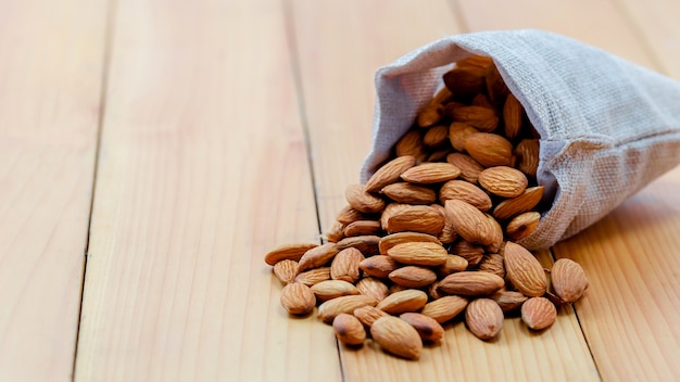 Foto las almendras se vierten de la bolsa