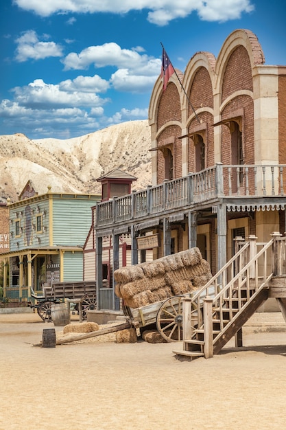 Foto almeria, españa - circa agosto 2020: ciudad vintage far west con salón. arquitectura de madera antigua en el salvaje oeste con fondo de cielo azul.