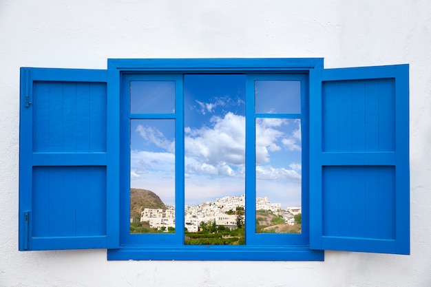 Almeria vista da janela azul de mojácar