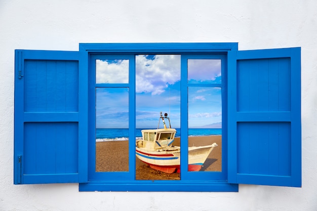 Foto almeria vista da janela da praia de cabo de gata