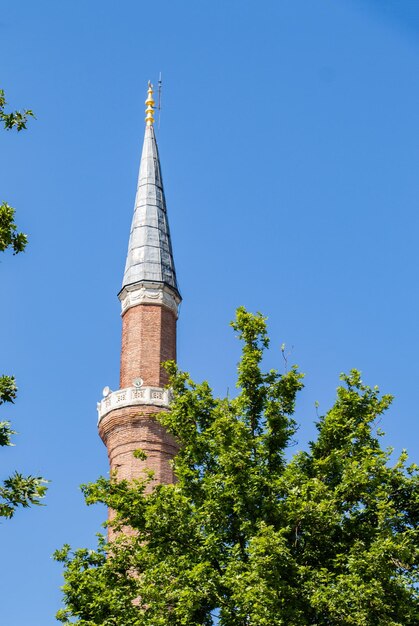 Alminar de la mezquita de estilo turco otomano como arquitectura religiosa del templo musulmán