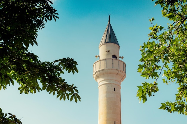 Foto alminar de la mezquita de estilo turco otomano como arquitectura religiosa del templo musulmán
