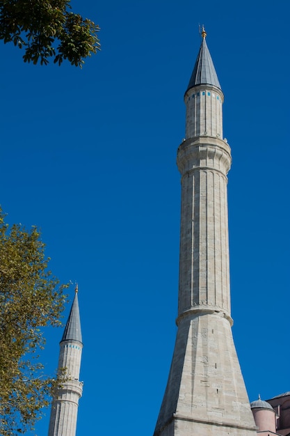 Foto alminar de la mezquita de estilo turco otomano como arquitectura religiosa del templo musulmán