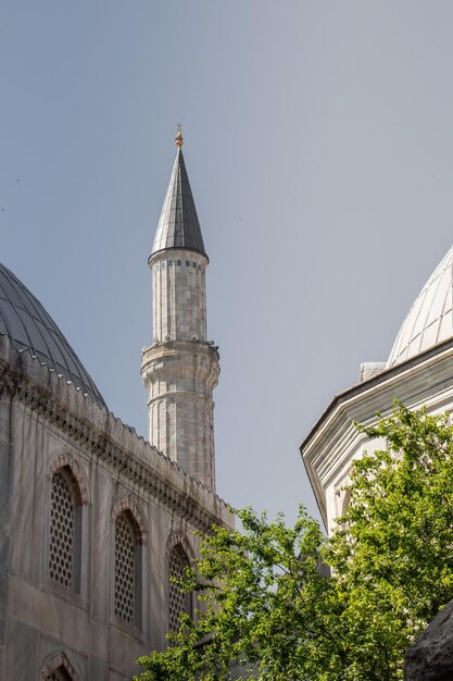 Foto alminar de la mezquita de estilo turco otomano como arquitectura religiosa del templo musulmán