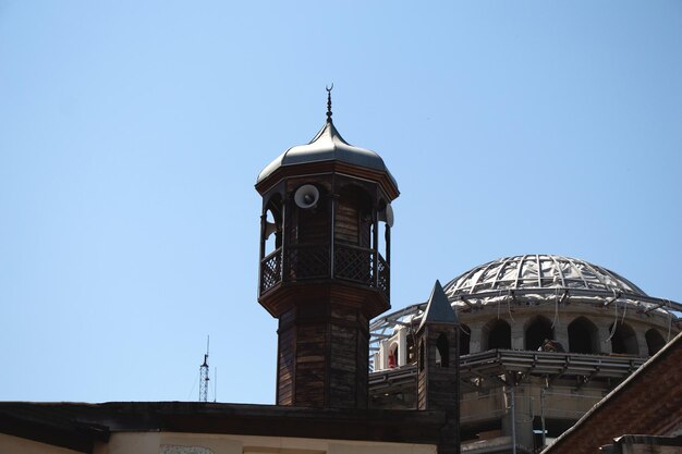 Foto alminar de la mezquita de estilo turco otomano como arquitectura religiosa del templo musulmán