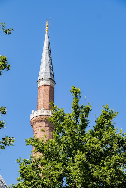 Alminar de la mezquita de estilo turco otomano como arquitectura religiosa del templo musulmán