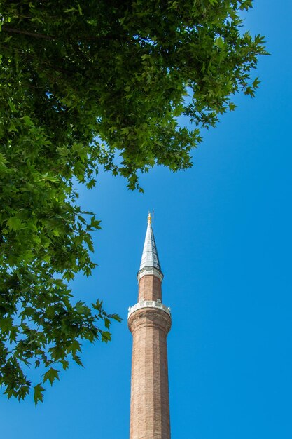 Alminar de la mezquita de estilo turco otomano como arquitectura religiosa del templo musulmán