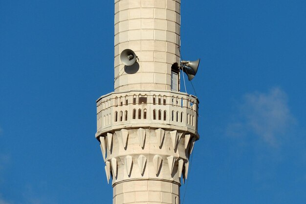 Foto alminar de la mezquita de primer plano y altavoces de sonido