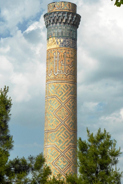 Alminar viejo en la ciudad de Samarcanda