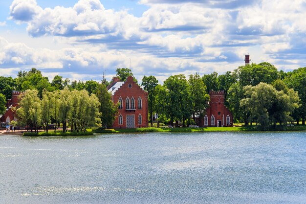 Almirantazgo en un banco de Big Pond en Catherine park en Tsarskoye Selo en Pushkin Rusia