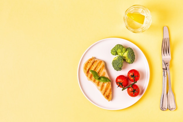 Almoço com frango, brócolis e tomate