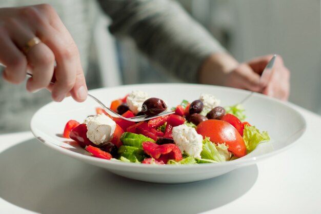 almoço com salada grega fresca