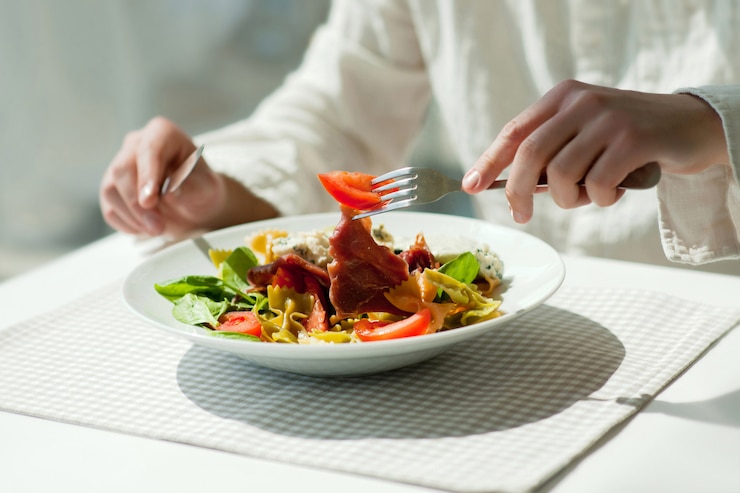 almoço com salada grega fresca