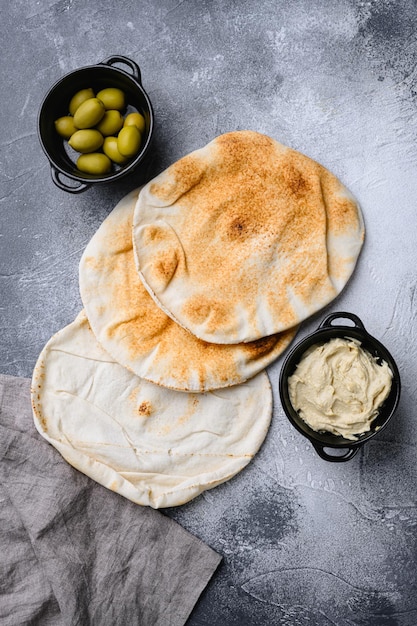 Almoço cremoso judaico tradicional de Hummus definido na mesa de pedra cinza vista superior plana com espaço de cópia para texto