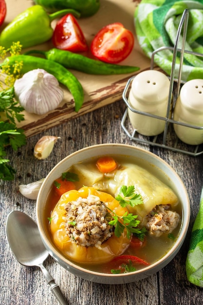 Almoço de dieta ceto de alimentos saudáveis Pimentão com carne e bulgur em caldo com legumes