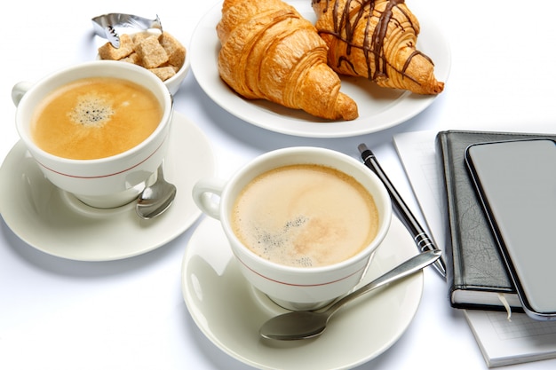 Almoço de negócios - croissants frescos e café