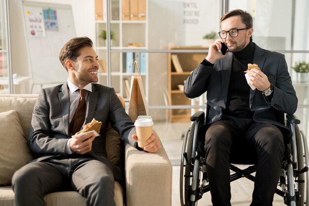 Almoço de negócios no escritório