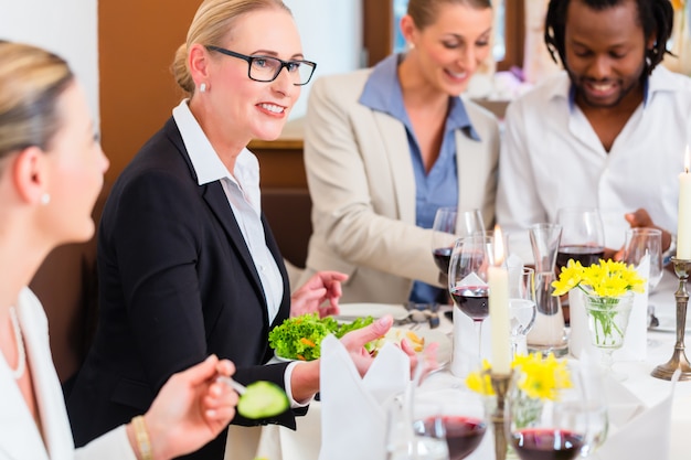 Almoço de negócios no restaurante com comida e vinho