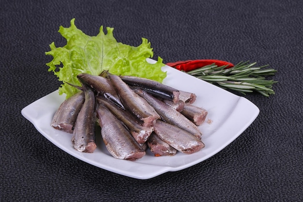 Almoço de peixe de anchoa na tigela