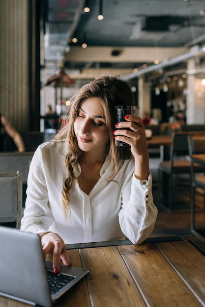 almoço de senhora de negócios. trabalhando em um café com laptop