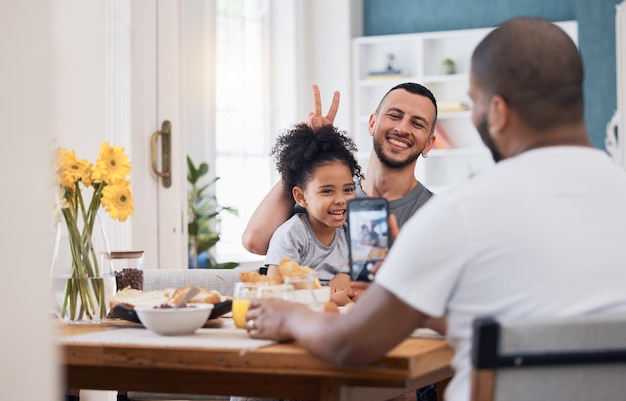 Almoço de smartphone ou foto de casal gay criança e memória imagem de família feliz com sinal de paz orelhas de coelho gesto ou pose fotografia de celular ou sorriso de criança com bissexual gay ou relaxar pai