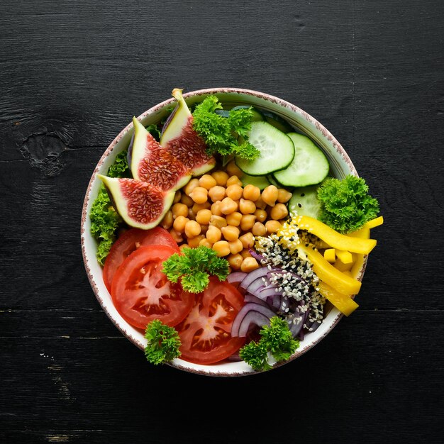 Almoço de tigela de buda vegetal saudável com grão de bico figos pepino tomate e cebola Menu de pratos Espaço para cópia grátis Vista superior