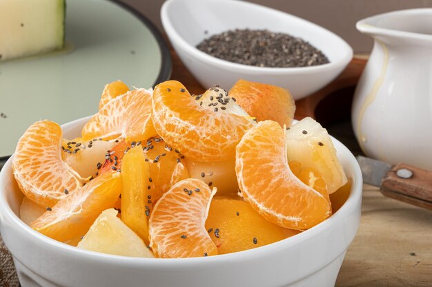 Almoço delicioso com salada de frutas e sementes de chia Foco seletivo