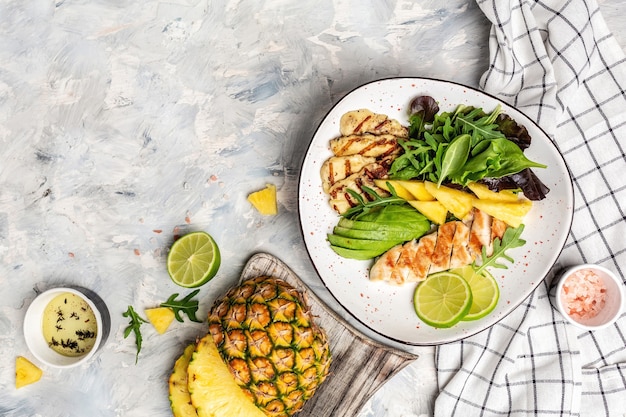 Almoço em saladas variadas com frango grelhado, halloumi, abacate, salada verde rúcula, limão