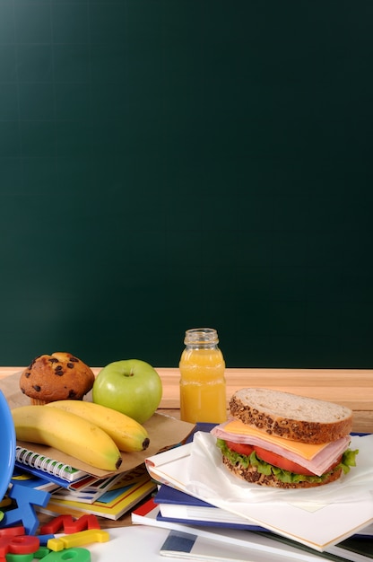 Foto almoço escolar com quadro-negro