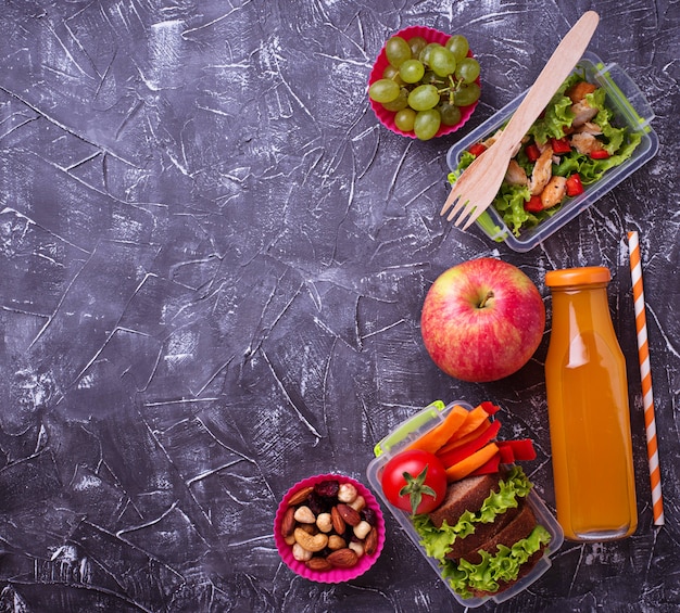 Almoço escolar. salada, sanduíches, frutas e nozes