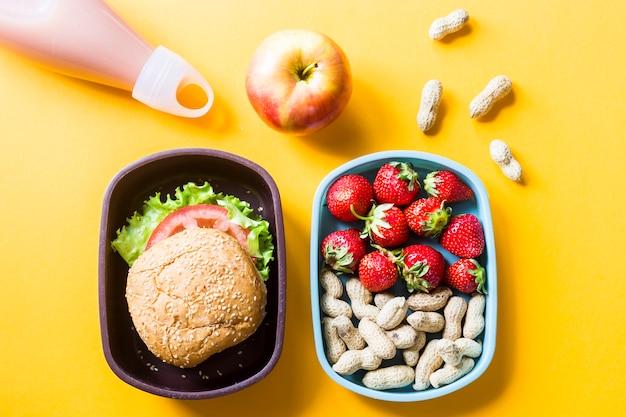 Almoço para uma criança que está na escola com eles