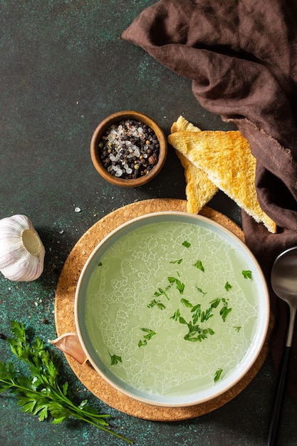 Almoço saudável caldo de carne quente e rico com ervas e croutons de alho copiar espaço