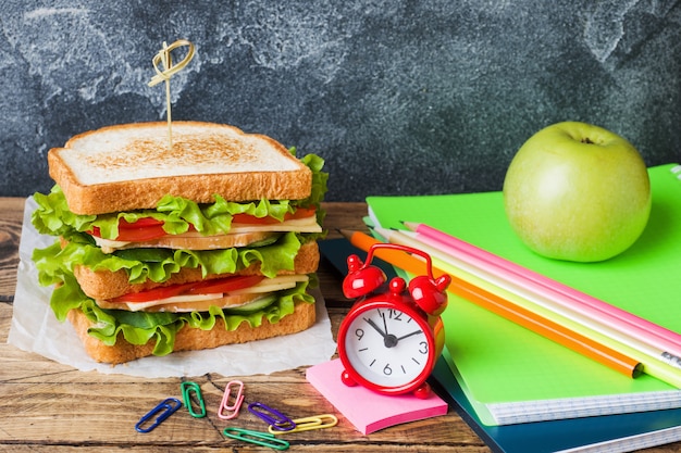 Almoço saudável para escola com sanduíche, maçã fresca e suco de laranja