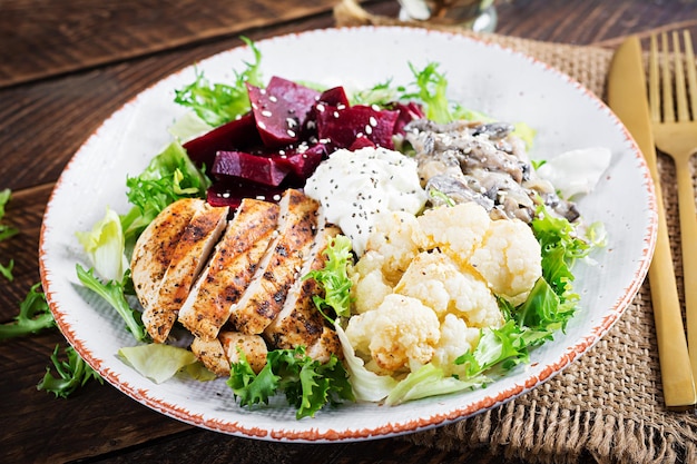 Almoço saudável Salada de beterraba cozida com cogumelos verdes cozidos e filé de frango grelhado e jantar de couve-flor assada