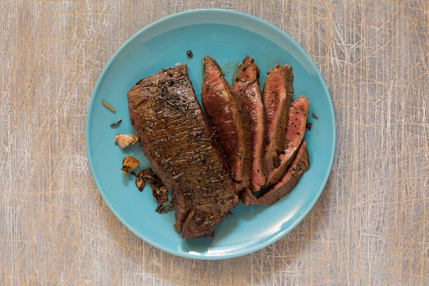 Almoço tradicional bife grelhado de cozinha americana e vários legumes