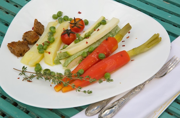 Almoço vegetariano de baixa caloria: legumes cozidos no vapor e croutons em uma superfície de madeira verde