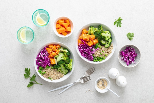 Almoço vegetariano de quinoa e brócolis Buddha bowl com abóbora assada