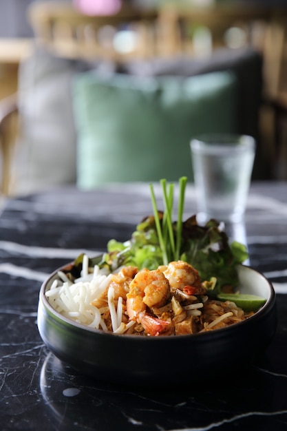 Foto almofada de camarão macarrão com comida tailandesa
