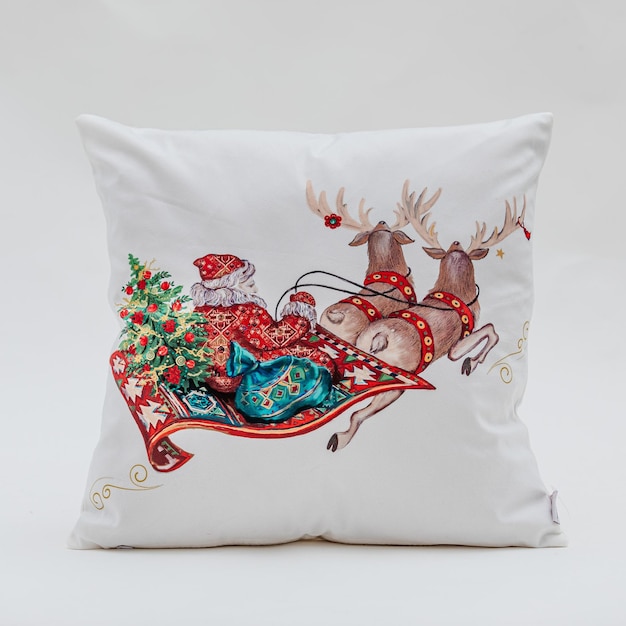 Almofada decorativa branca com estampa colorida de Natal, trenó de Papai Noel com veados