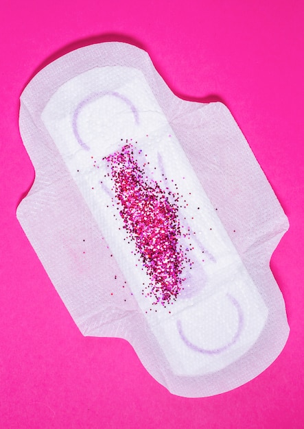 Almofada menstrual na superfície rosa