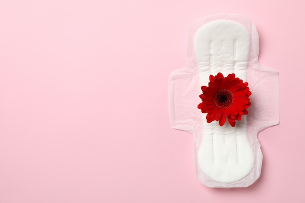 Almofada sanitária com gerbera na superfície rosa