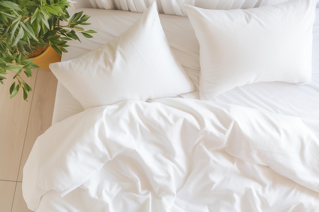 Almofadas brancas com cobertor e colcha de edredão na cama