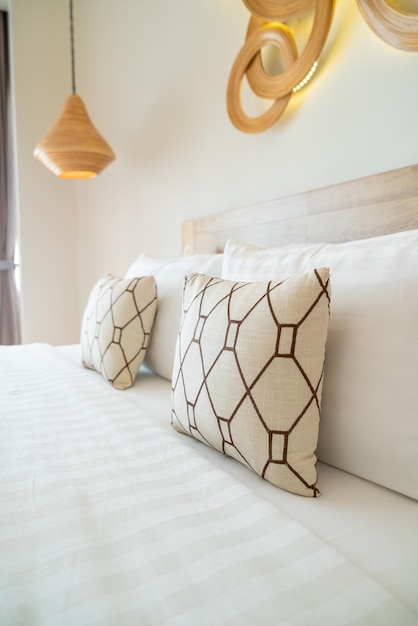 Almofadas confortáveis decoram na cama