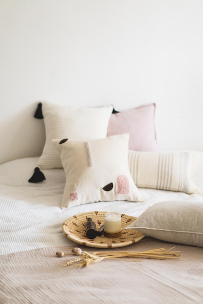 Almofadas de linho em uma cama branca com decoração para casa Ainda detalhes da vida em casa em uma cama Aconchegante lar Doce lar