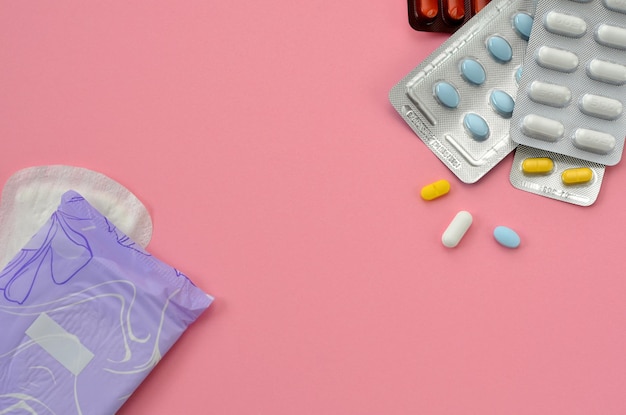 Almofadas e pílulas em um plano de fundo rosa